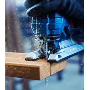 Bosch Expert Säbelsägeblatt S 1242 KHM Tough Wood im Einsatz beim Holzsägen.