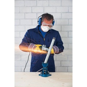 Mann mit LUX Sicherheits-Set (Brille, Gehörschutz, Maske) beim Rohrschneiden.