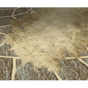 Sandfarbener MEM Fix-Fertig-Fugenmörtel (25 kg) zwischen Pflastersteinen.