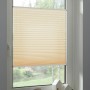 Beiges Schöner Wohnen Plissee Milla, 80x130 cm, am Fenster mit Deko.