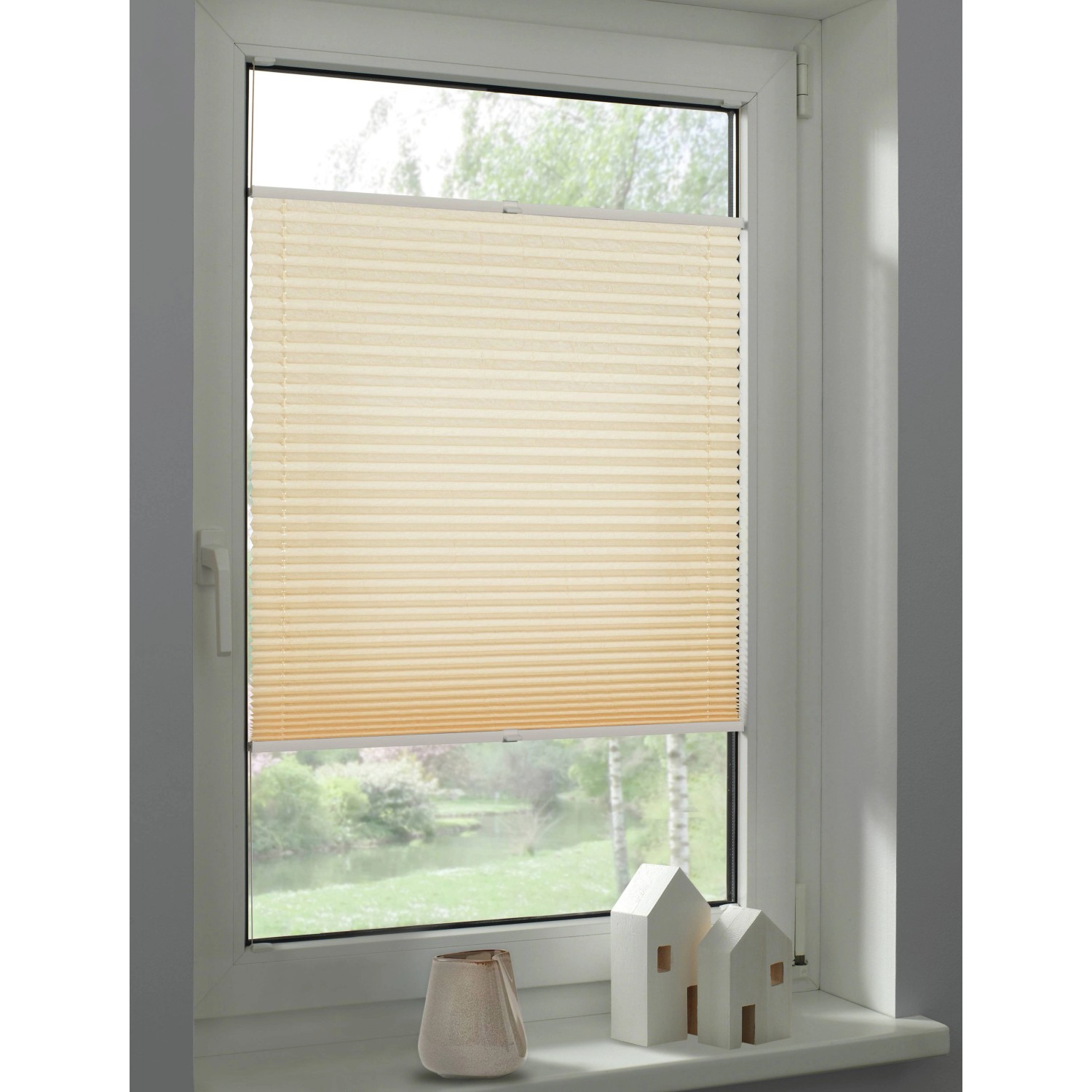 Beiges Schöner Wohnen Plissee Milla, 80x130 cm, am Fenster mit Deko.