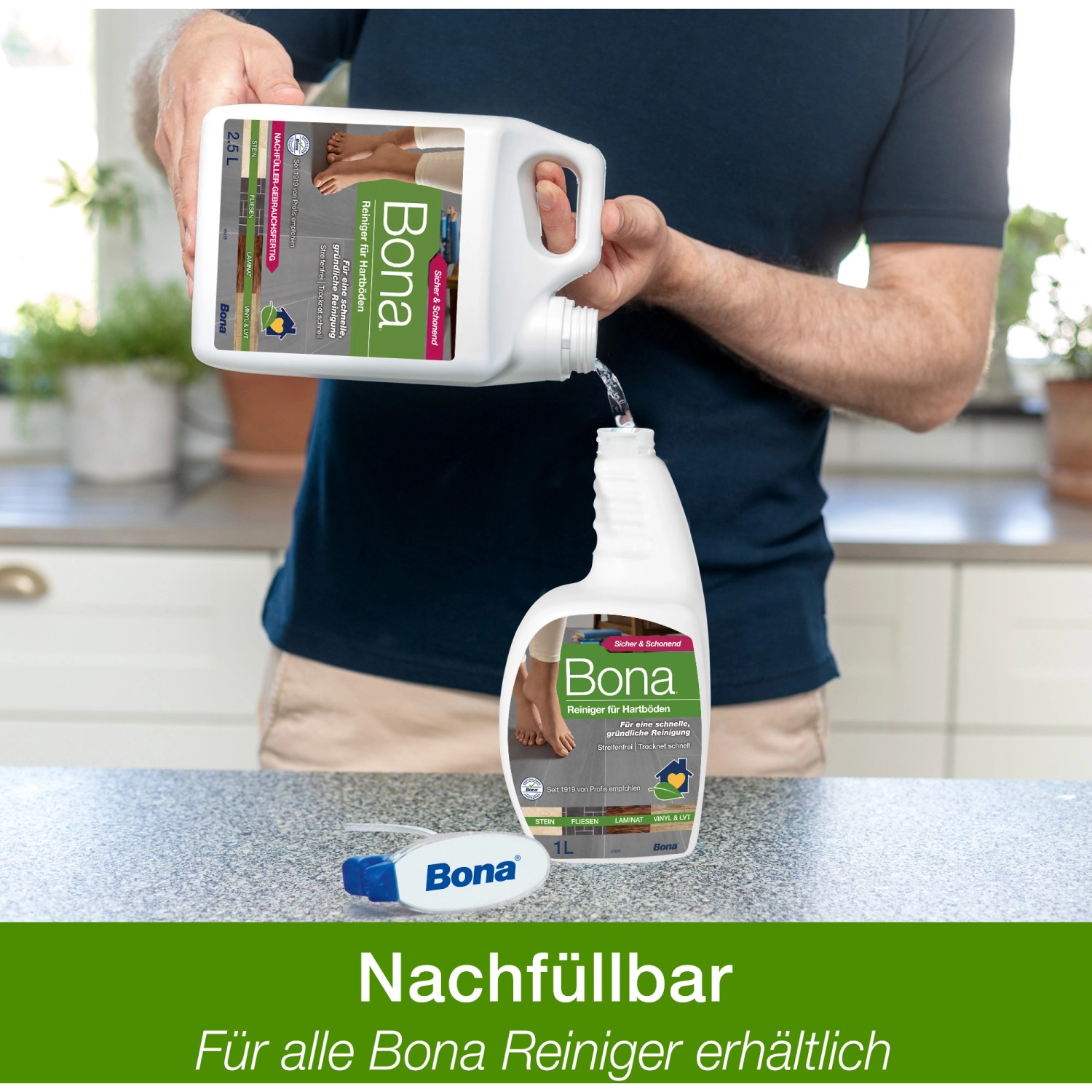 Bona Stein-, Fliesen- und Laminatreiniger Spray wird in eine 1 l Sprühflasche nachgefüllt.