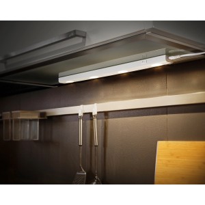 Weiße Trio LED Unterbauleuchte (55 cm) unter Küchenschrank montiert.
