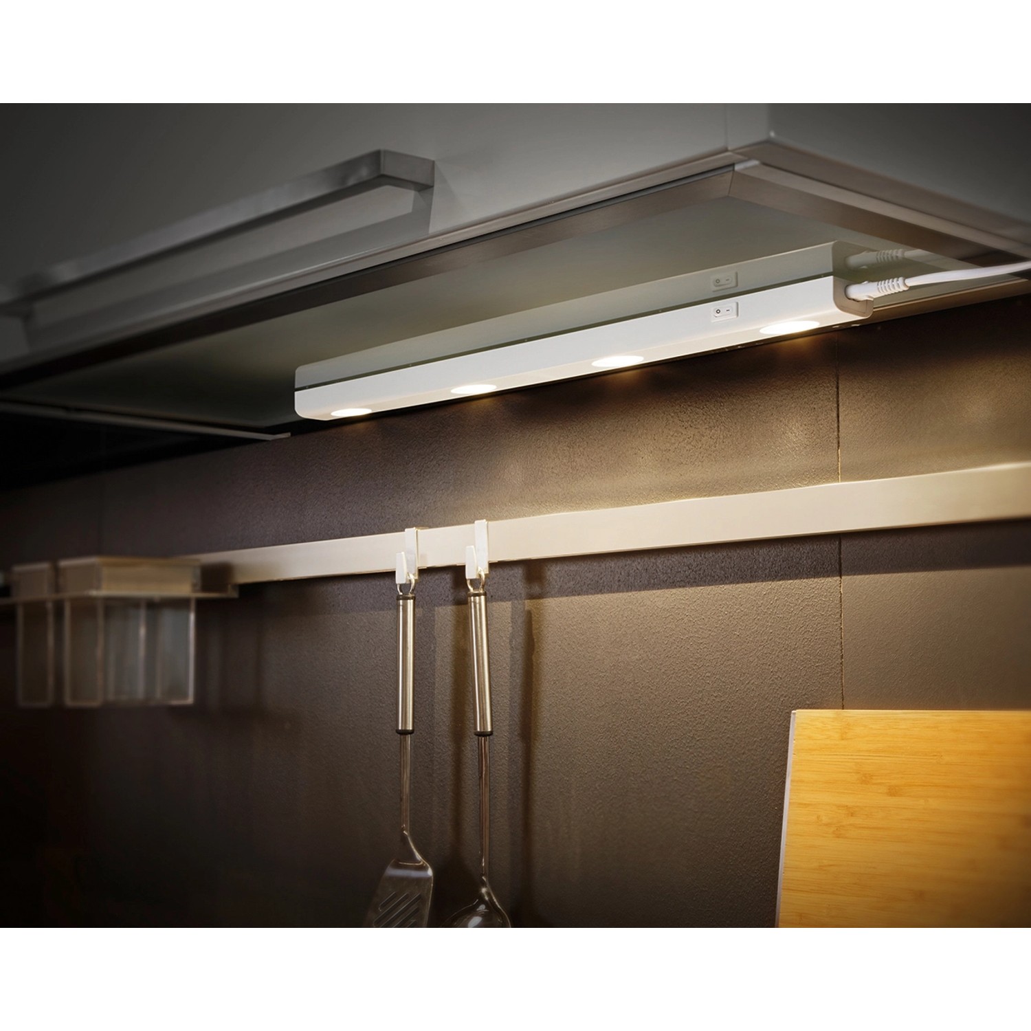 Weiße Trio LED Unterbauleuchte (55 cm) unter Küchenschrank montiert.