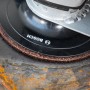 Bosch Expert Vliesscheibe N880, Ø 125mm, K120 auf Exzenterschleifer beim Schleifen von Metall.