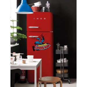Komar Deko-Sticker Spider-Man Classic auf rotem Kühlschrank, Wandtattoo für Kinderzimmer.
