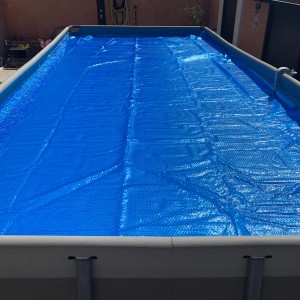 Blau schimmernde Summer Fun Solarfolie auf Rechteckpool, geeignet für Pools von Ø 350 cm bis 360 cm.