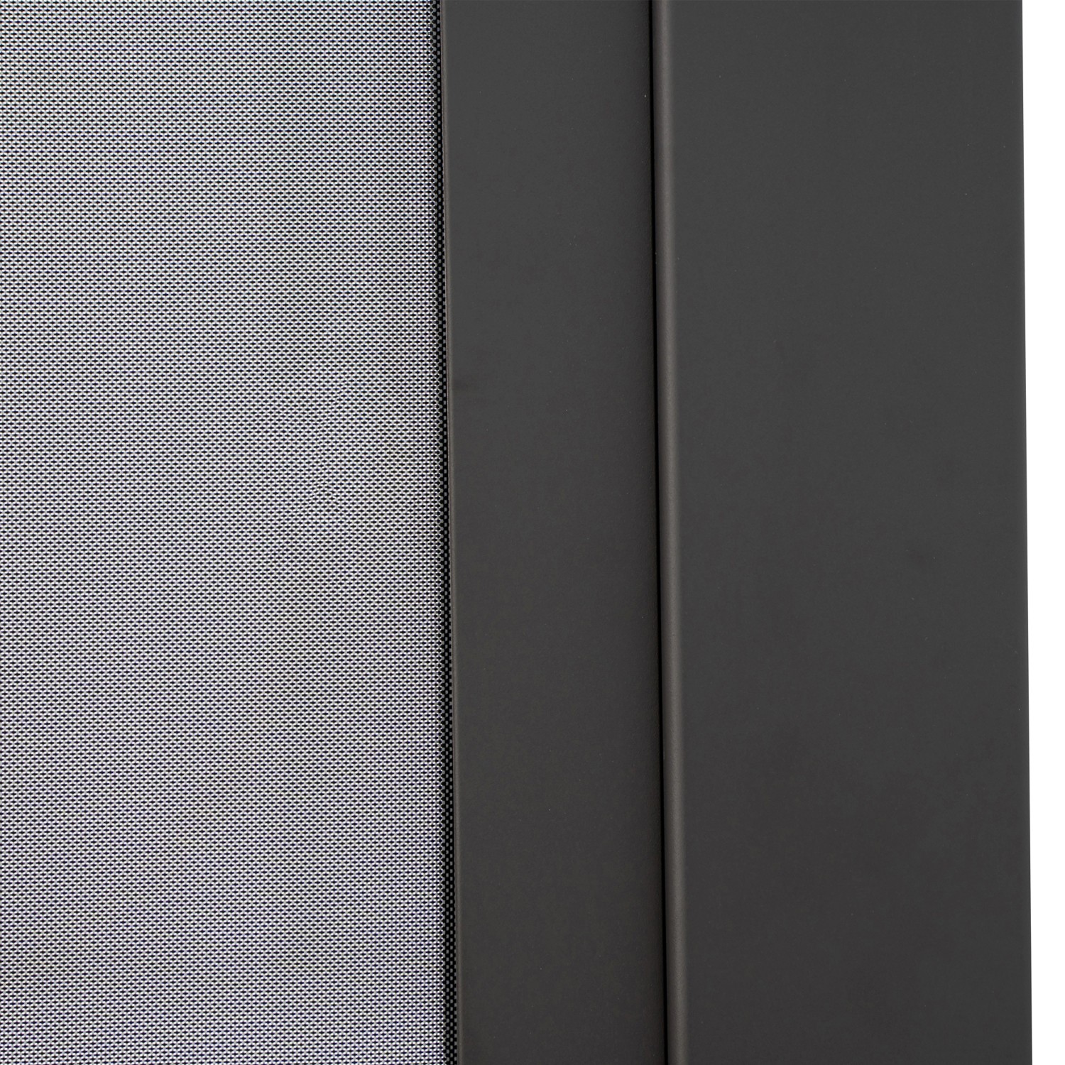 Detailaufnahme des anthrazitfarbenen Sonnenrollos Mirador 3 m für Terrassenüberdachungen.