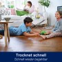 Familie im Wohnzimmer auf Parkettboden, gereinigt mit Bona Parkettreiniger.
