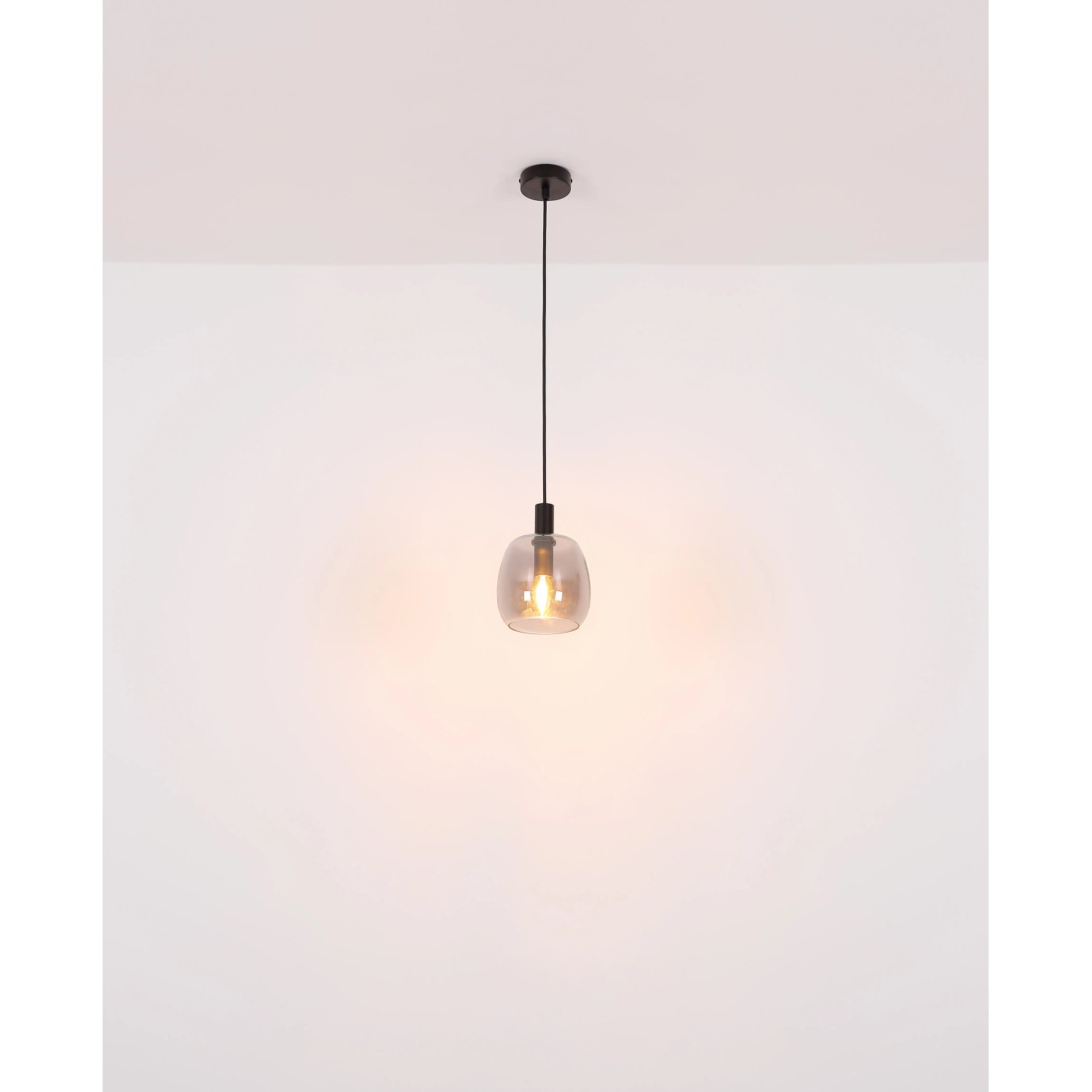 Moderne 4-flammige Pendelleuchte in Schwarz matt mit rauchfarbenen Glasschirmen.