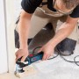 Bosch Professional GOP 40-30 Multicutter in Aktion beim Anpassen einer Türzarge.