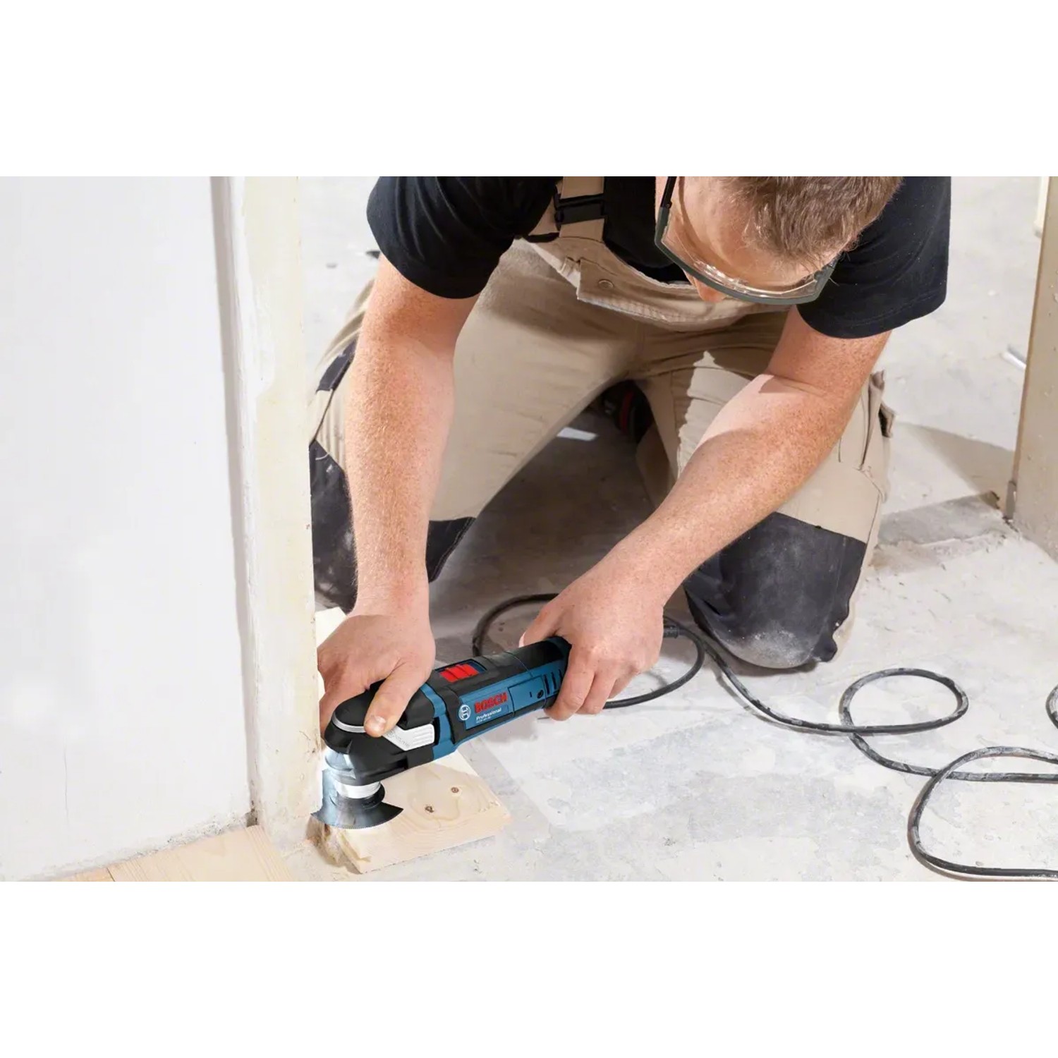 Bosch Professional GOP 40-30 Multicutter in Aktion beim Anpassen einer Türzarge.