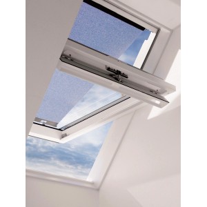 Velux Markise MHL U00 5060 am Dachfenster zur Hitzereduktion.