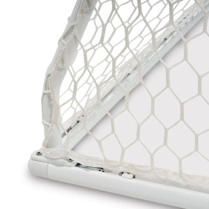 Detailaufnahme: Weißes Exit Scala Aluminium Fußballtor (120x80cm) mit Netz.