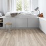 Heller Raum mit Laminatboden Batian Oak Eiche Normaldiele.