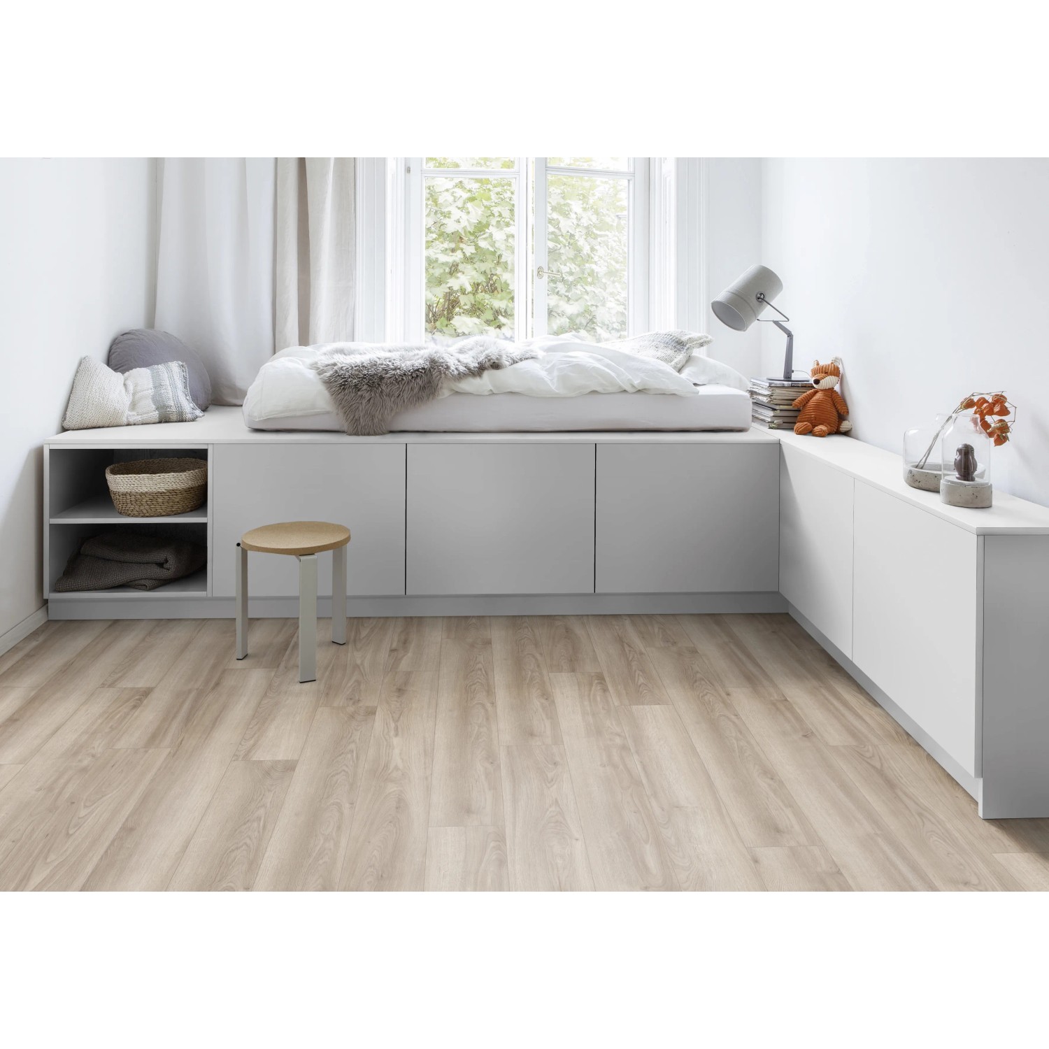 Heller Raum mit Laminatboden Batian Oak Eiche Normaldiele.