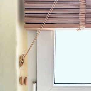 Sol Royal Holzjalousie in Schwarz, B140xH180cm, mit Zugschnüren zur Lichtregulierung.
