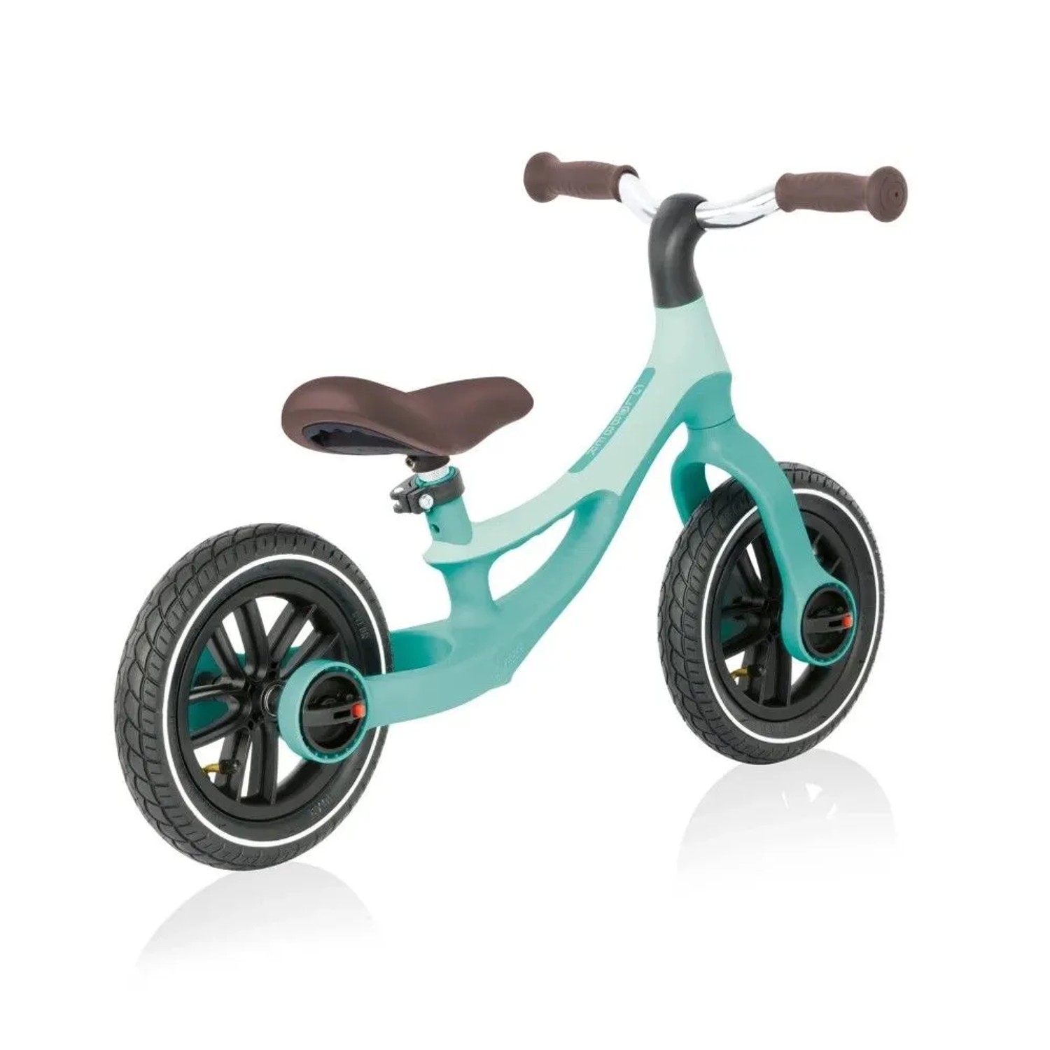 Mintfarbenes Globber Go Bike Elite Air Laufrad für Kinder mit 10 Zoll Luftbereifung und höhenverstellbarem Sattel.