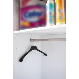 Optifit Kleiderstange OPTIhwr 60 cm im weißen Schrank mit schwarzem Kleiderbügel.