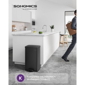 Schwarzer Songmics Mülleimer Plushic 40L mit Fußpedal und 15 Müllbeuteln in moderner Küche.