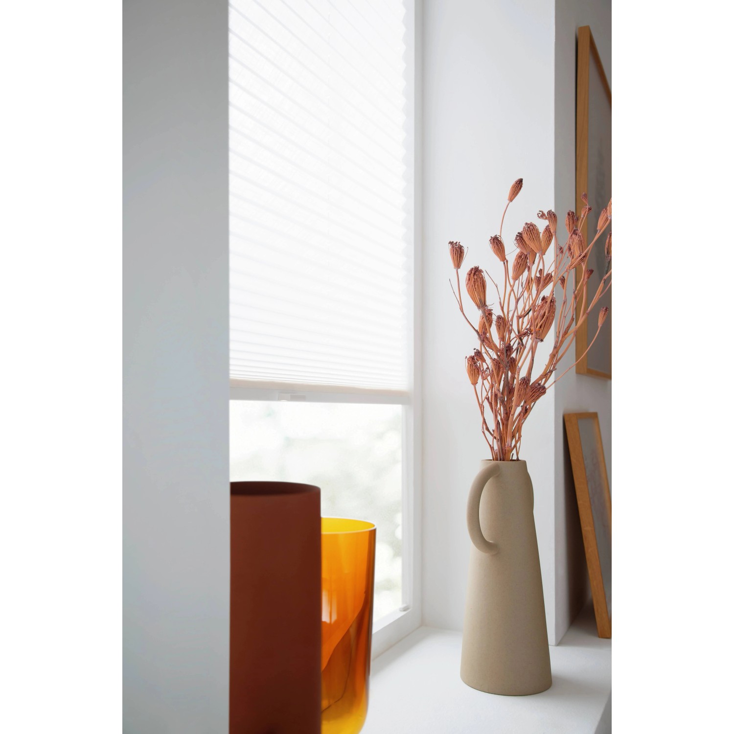 Schöner Wohnen Plissee Marla, 80x130 cm, Weiß am Fenster mit Deko.