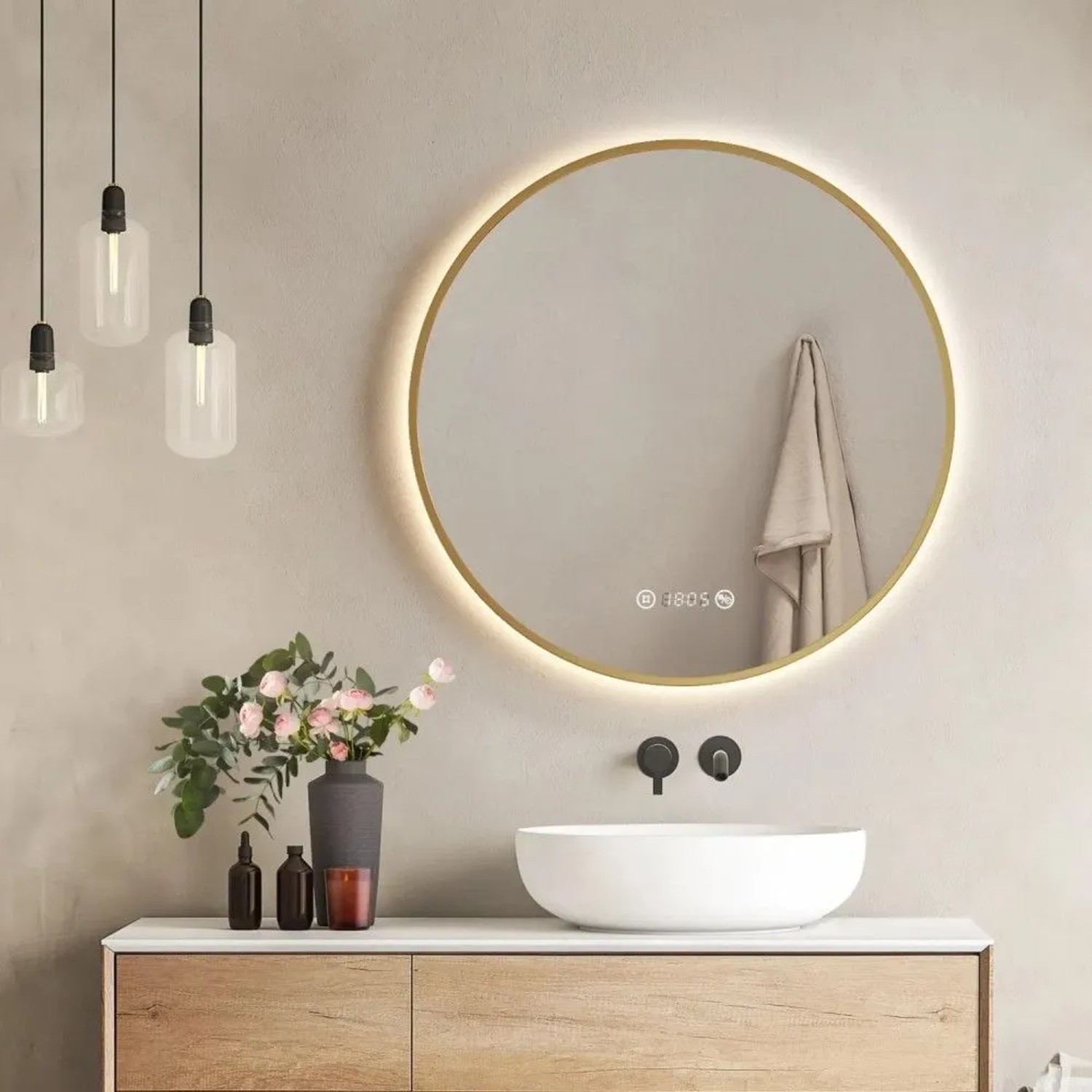 Runder Emke LED Badspiegel 70 cm mit goldfarbenem Rahmen, Beleuchtung, Uhr, Temperaturanzeige und Antibeschlag-Funktion.