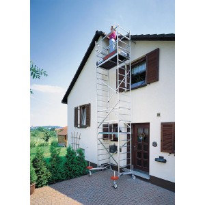 Krause ClimTec Grundgerüst mit 3 m Arbeitshöhe vor einem Haus, eine Person steht oben.