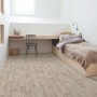 Verlegter PVC-Bodenbelag Andiamo in Parkettoptik, braun-grau, im Kinderzimmer mit Bett und Schreibtisch.