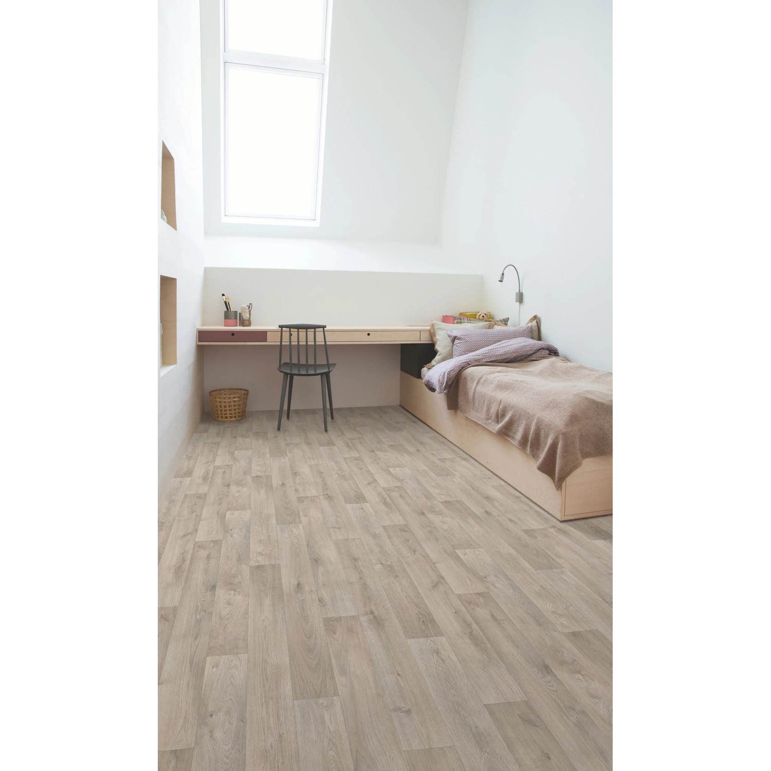 Verlegter PVC-Bodenbelag Andiamo in Parkettoptik, braun-grau, im Kinderzimmer mit Bett und Schreibtisch.