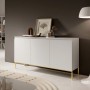 Weißes Selsey Bemmi Sideboard, 150 cm, mit drei Türen und goldenen Metallbeinen in modernem Wohnambiente.