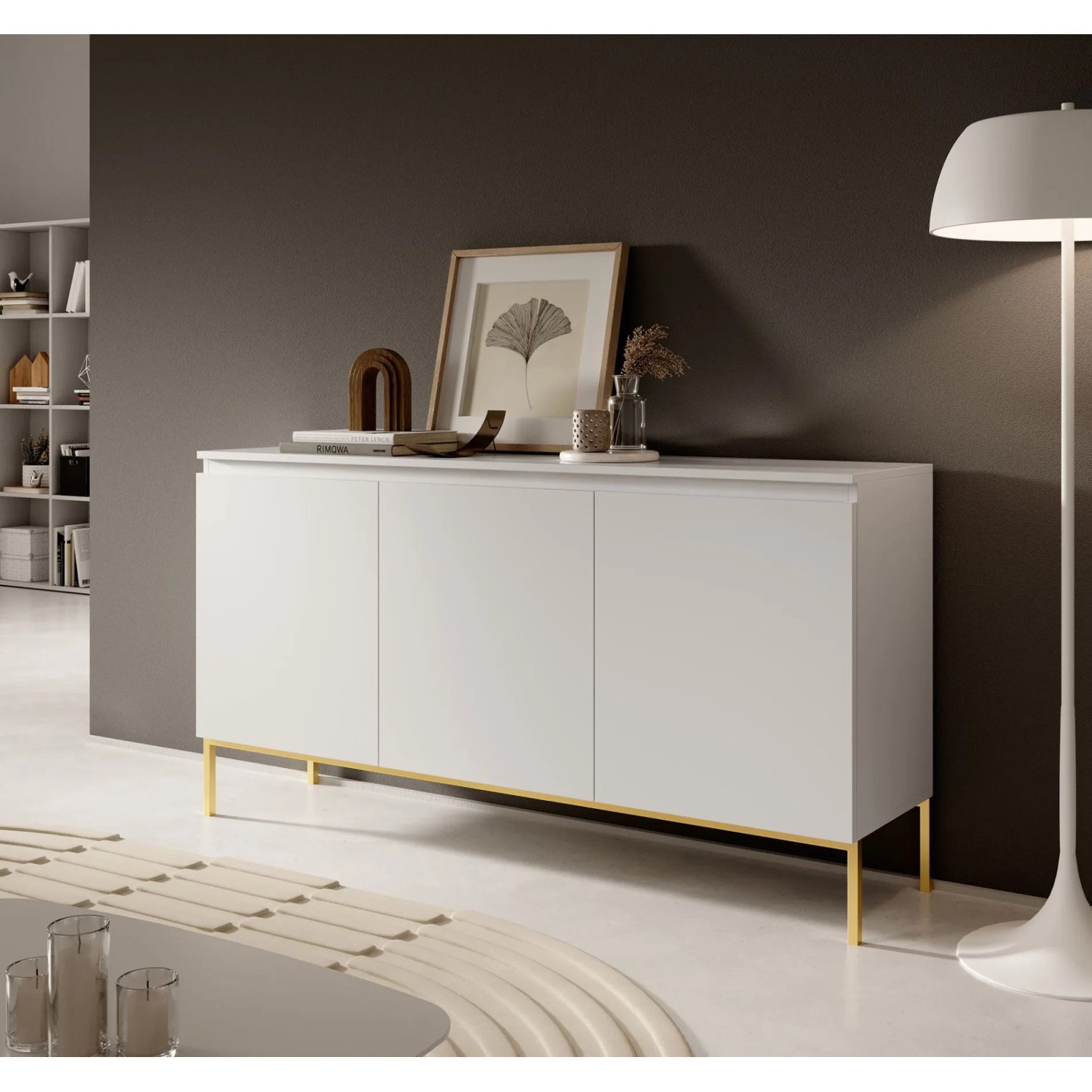 Weißes Selsey Bemmi Sideboard, 150 cm, mit drei Türen und goldenen Metallbeinen in modernem Wohnambiente.