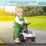 Glückliches Baby auf weiß-schwarzem AIYAPLAY Rutschauto aus Kunststoff im Freien. Ideal für Spiel und Bewegung.