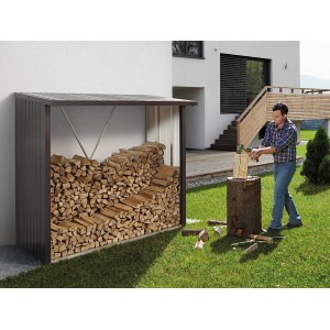 Biohort Kaminholzregal WoodStock 230, quarzgrau-metallic, mit Holzfüllung und Person beim Holzhacken.
