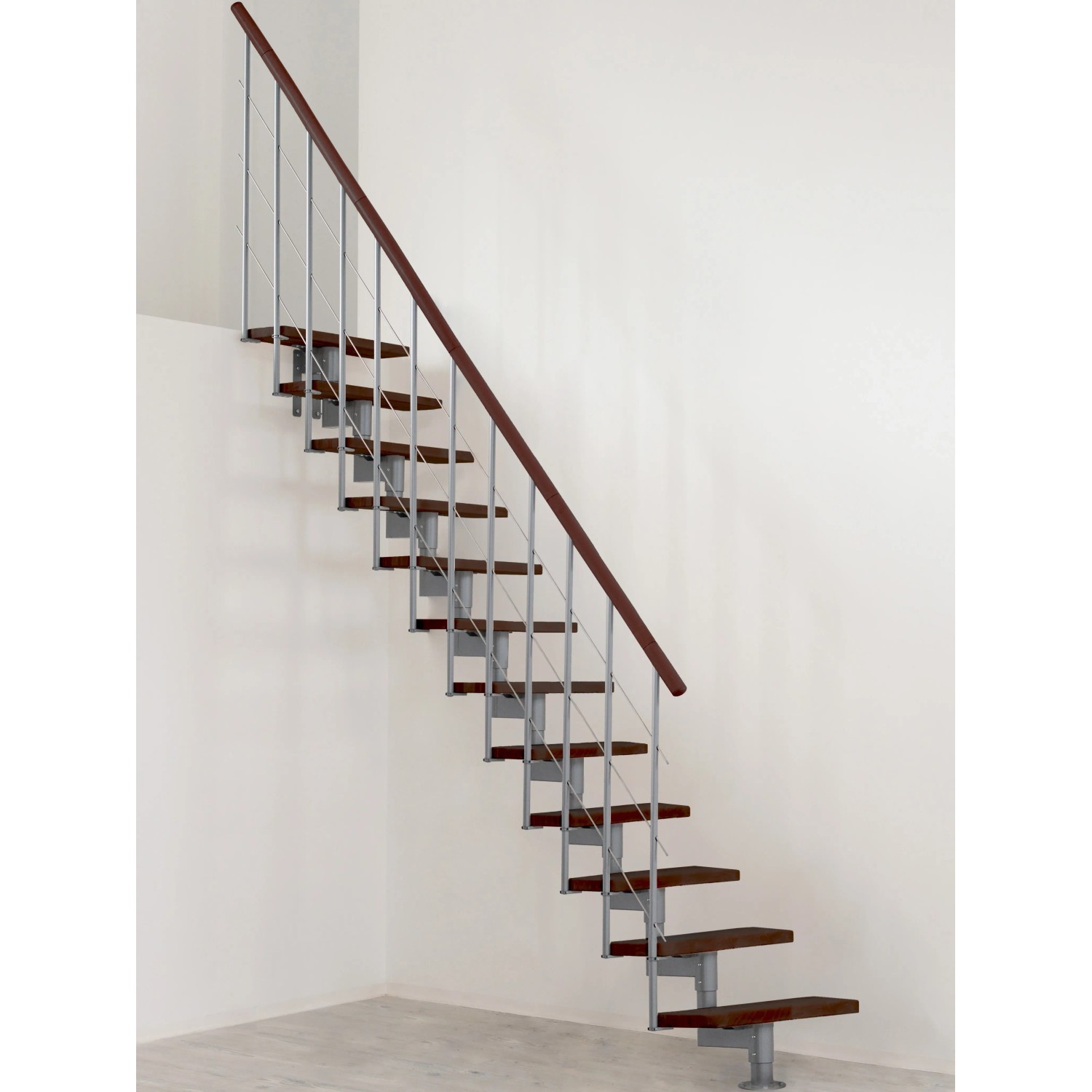 Minka Raumspartreppe Style in Walnuss/Grau, gerade Treppe mit Holzstufen und Metallgeländer.