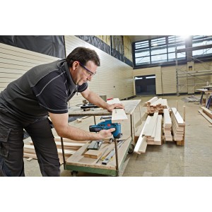 Handwerker sägt Holz mit Bosch Akku-Stichsäge GST 12V-70. Stichsäge mit Akku in L-Boxx.