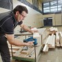 Handwerker sägt Holz mit Bosch Akku-Stichsäge GST 12V-70. Stichsäge mit Akku in L-Boxx.