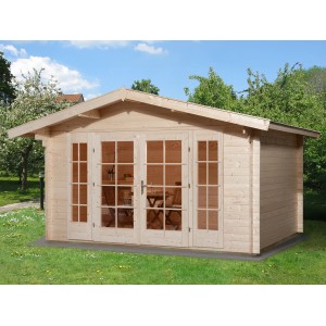 Weka Weekendhaus 137: Holzhaus mit Satteldach, Doppeltür und Fenstern im Garten.