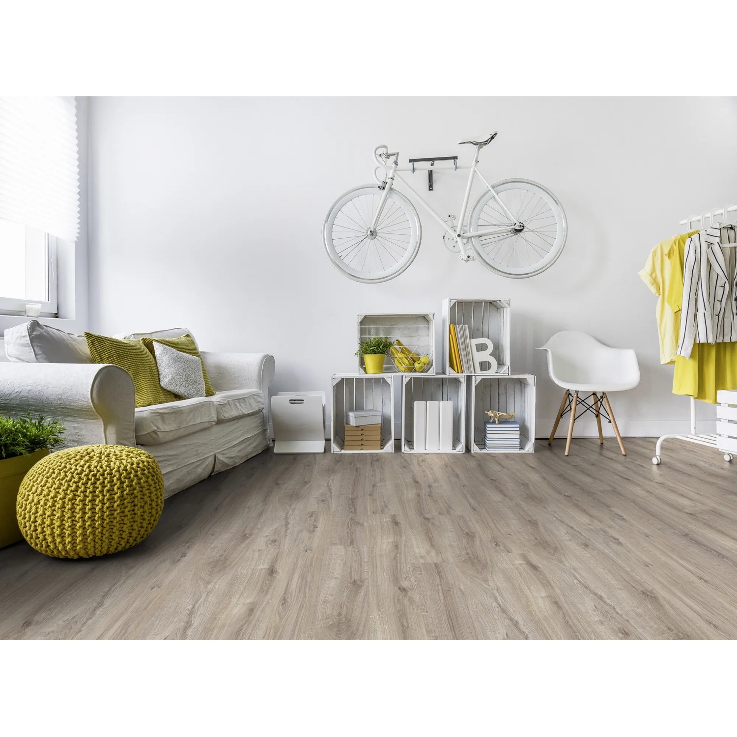 Wohnraum mit Laminatboden Comfort Eiche Natur 7 mm. Helles, freundliches Ambiente mit Holzoptik.