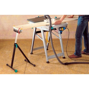 wolfcraft Rollenbock, montiert und klappbar, als Verlängerung für Sägetische im Einsatz.