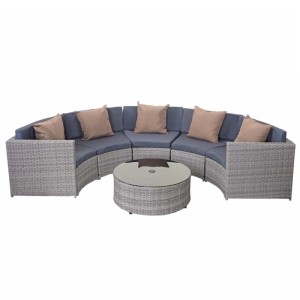 Graue Poly-Rattan Gartenmöbel Garnitur mit dunklen Polstern und beigen Kissen, runder Tisch mit Glasplatte.