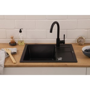 Respekta Granitspüle Nashville, 58x50 cm, Schwarz, mit Armatur auf einer Küchenarbeitsplatte.