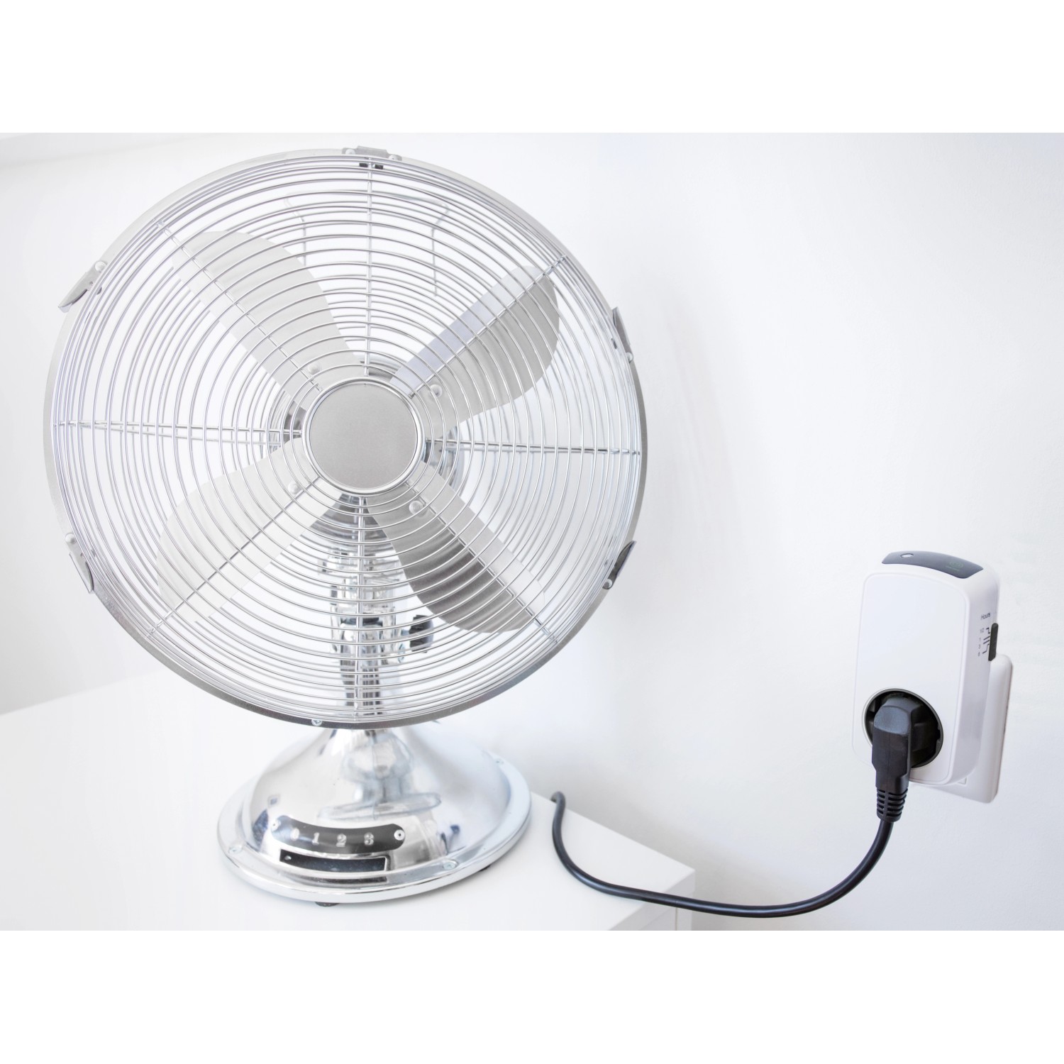 Weißer Kurzzeit-Schaltadapter mit Ventilator zur Hausfunksteuerung.
