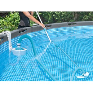 Steinbach Schwimmbadschlauch mit Poolreiniger im Einsatz. Flexibler Schlauch zum Reinigen des Pools.