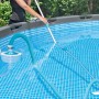 Steinbach Schwimmbadschlauch mit Poolreiniger im Einsatz. Flexibler Schlauch zum Reinigen des Pools.