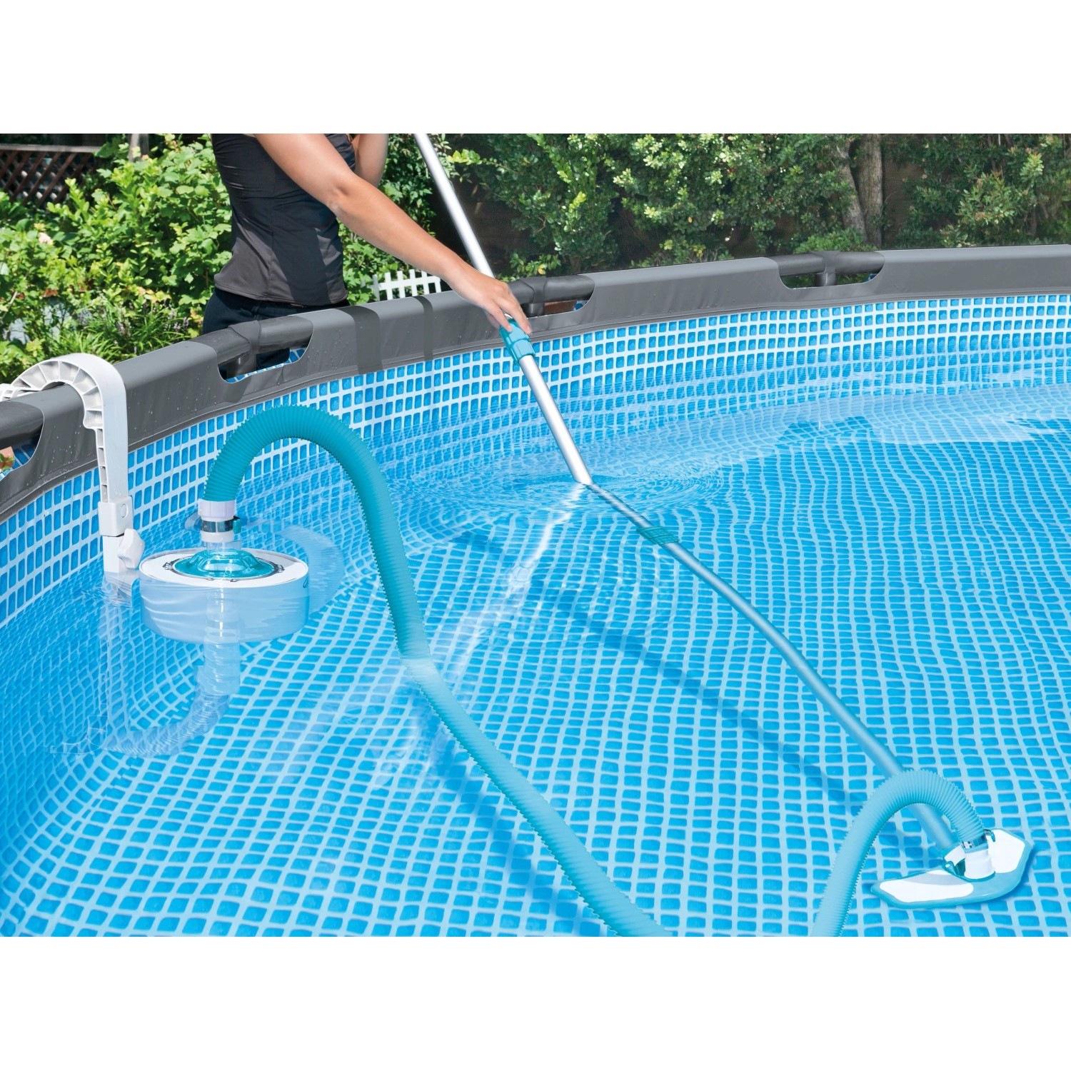 Steinbach Schwimmbadschlauch mit Poolreiniger im Einsatz. Flexibler Schlauch zum Reinigen des Pools.