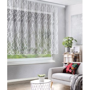 Weißer Sehlbach Fertigstore Waves Allover (300x160 cm) mit transparentem Stoff und Gardinenband vor Fenster.