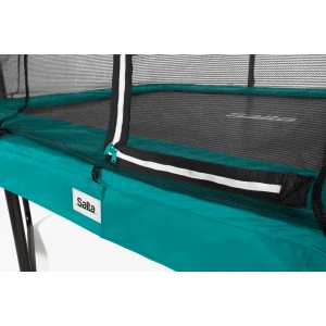 Detailaufnahme: Grünes Salta Trampolin Comfort Edition mit Sicherheitsnetz und Reißverschluss.