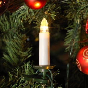 Konstsmide LED-Baumkerze mit grünem Clip am Weihnachtsbaum, warmweiß leuchtend. Für Innen-Lichterketten.