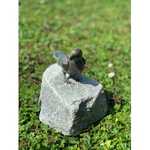 Bronzefigur Vogel auf Granitstein, 20 cm, Gartendeko für außen.