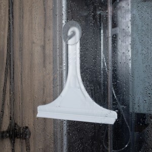 Weißer Schulte Glaswischer mit Haken an einer Duschwand. Zubehör zur Reinigung.